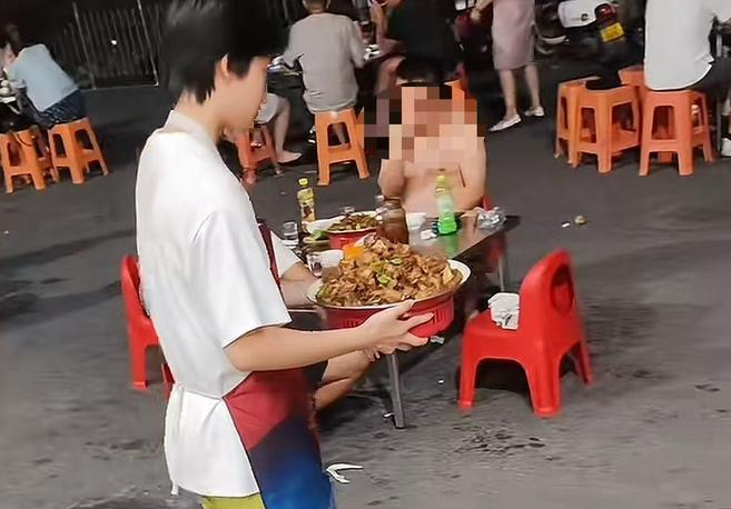 “上菜像端地雷”的暑假工火了