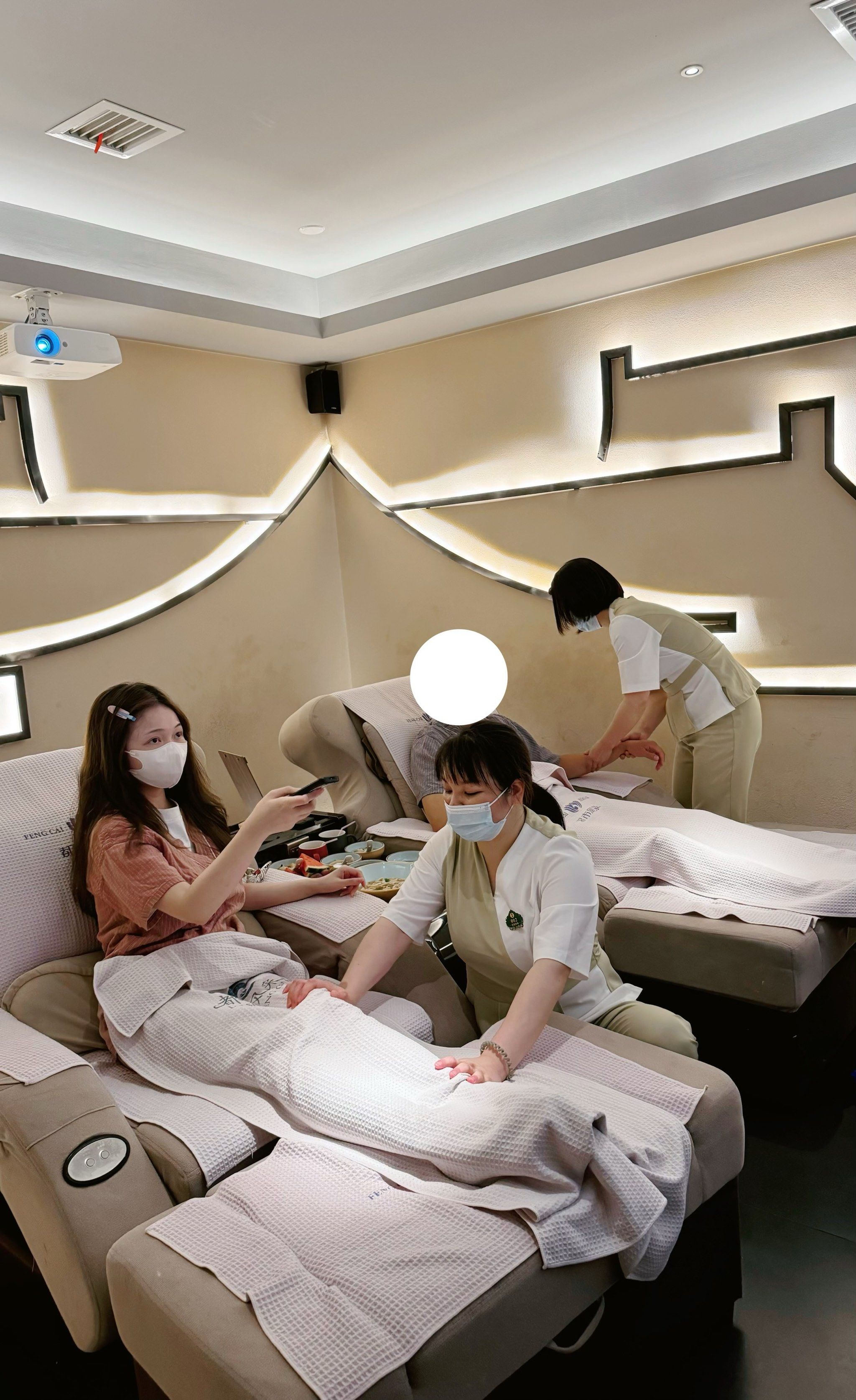 德福巷深处的会所:西安一家不打烊的足浴店